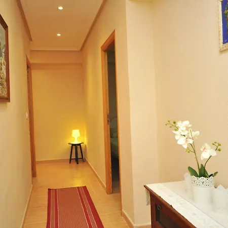 With 3 Bedrooms In With Wonderful City View Furnished Balcony And Wifi Apartmán Torrevieja