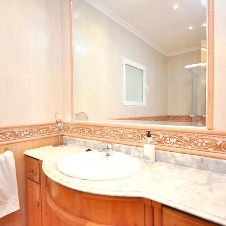 Apartmán With 3 Bedrooms In With Wonderful City View Furnished Balcony And Wifi *